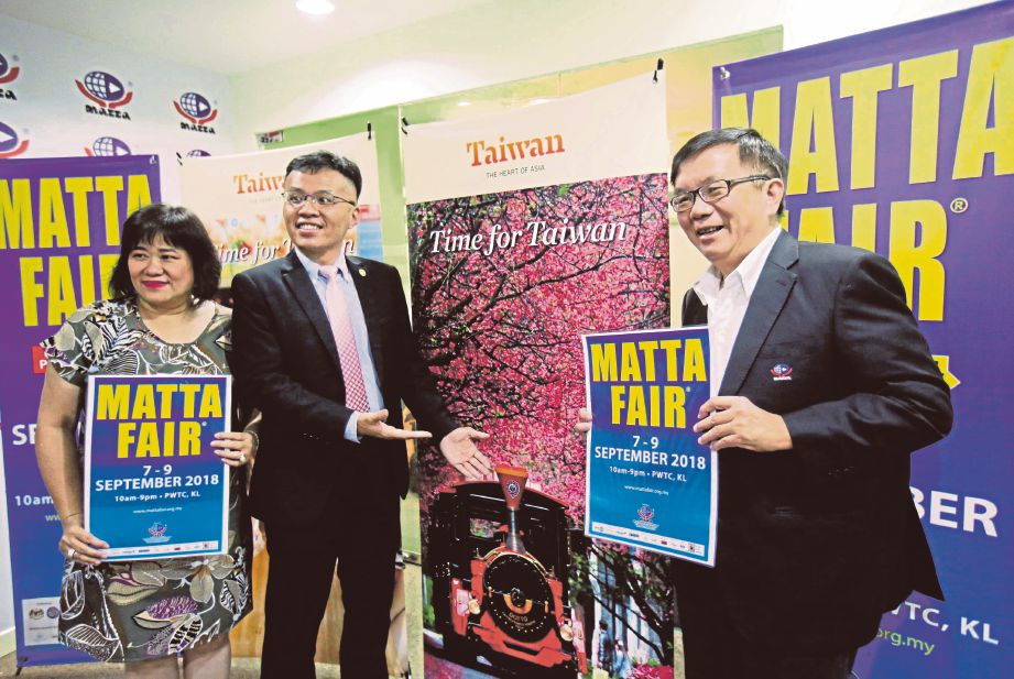 KETUA Pegawai Eksekutif MATTA, Phua Tai Neng (kanan) bersama Chou (tengah) pada sidang media di Kuala Lumpur, semalam.