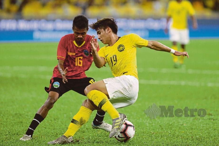 AKHYAR (kanan) diasak pemain Timor Leste, Danilson Conceicao Araujo pada perlawanan kelayakan Piala Dunia 2022 Selasa lalu.