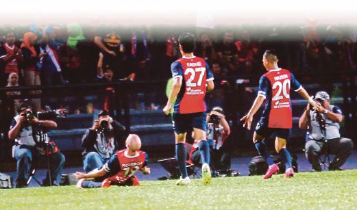 PEMAIN Johor DT meraikan jaringan Figueroa (kiri) ketika menentang LionsXII, semalam.