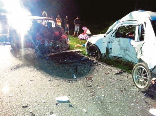 EMPAT maut termasuk tiga sekeluarga dalam kemalangan membabitkan dua kenderaan di Kilometer 138.8 Jalan Kuantan-Segamat berhampiran Cenderawasih, semalam.