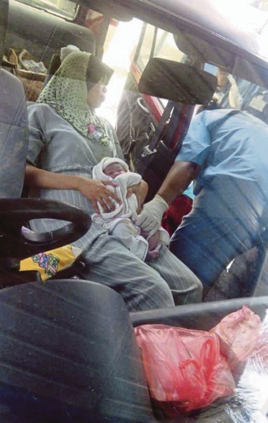 Ena Afiza selamat melahirkan bayi perempuan dengan bantuan anggota polis wanita dan orang awam.