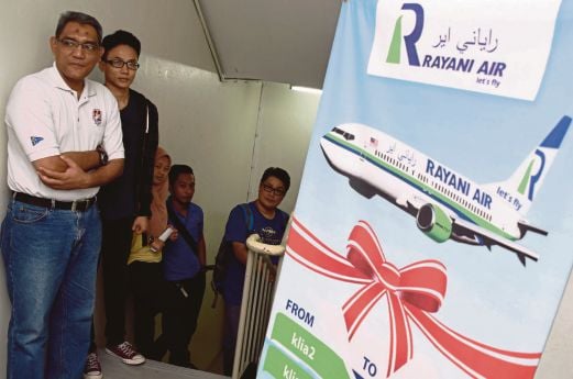 Pelanggan beratur di luar pejabat untuk Rayani Air bagi proses pemulangan wang  tiket penerbangan  di Seksyen 15, Shah Alam. 