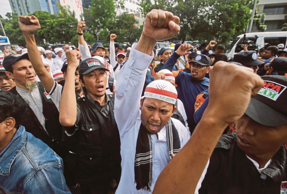 AHOK duduk di kerusi tertuduh ketika didakwa di Mahkamah Daerah Jakarta Utara di Jakarta semalam atas tuduhan menghina agama Islam. - AP