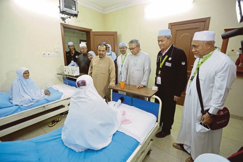 Jamil Khir  (lima dari kanan) melawat jemaah yang sakit di Pusat Rawatan TH Syisyah, Makkah, semalam.