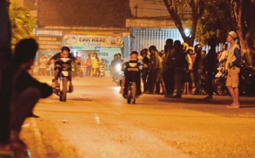 GAMBAR hiasan menunjukkan sekumpulan remaja berlumba di jalan raya Jakarta.