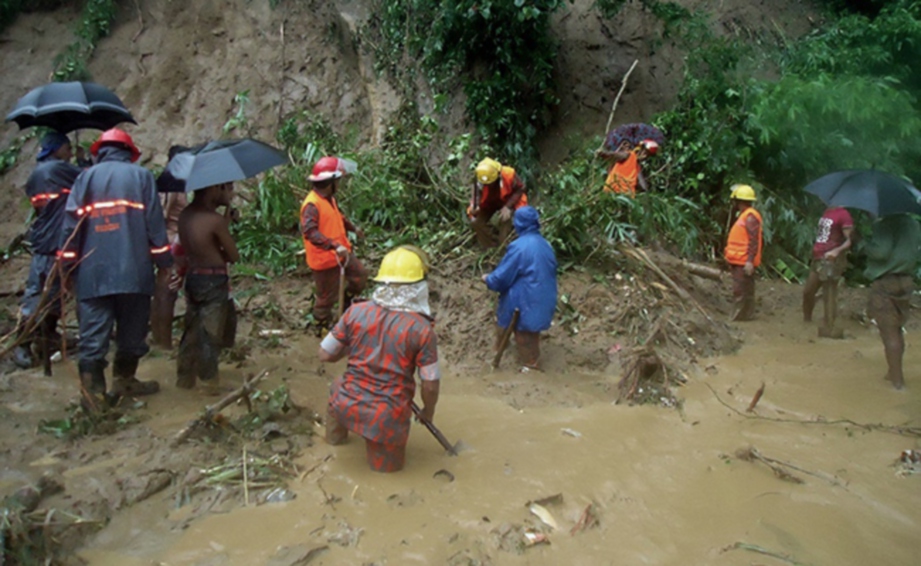 ANGGOTA pasukan penyelamat mencari mangsa yang mungkin tertimbus selepas kejadian tanah runtuh di daerah Rangamati.  - Agensi 