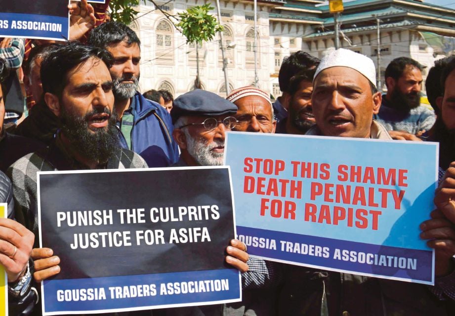KUMPULAN penunjuk perasaan mengadakan bantahan di Srinagar, India bagi mendesak pembunuh Asifa ditangkap dan didakwa. - EPA