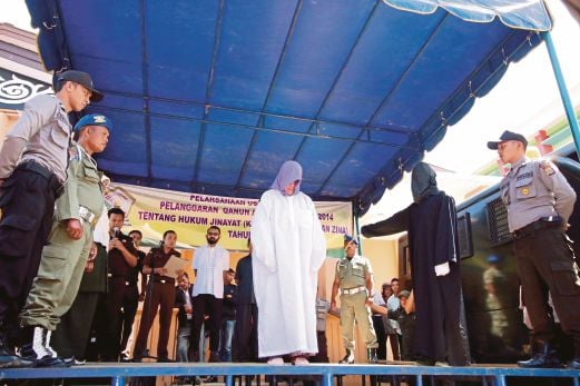  SEORANG wanita beragama Kristian yang dihukum sebat, semalam,  kerana menjual arak di Aceh.