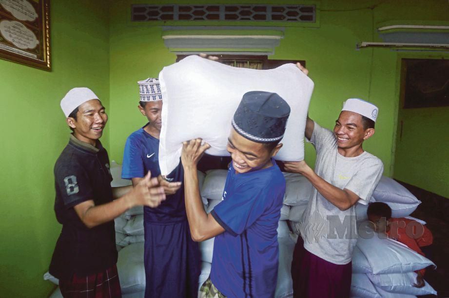 PENDUDUK Muslim Kemboja tersenyum gembira mendapat bantuan makanan.