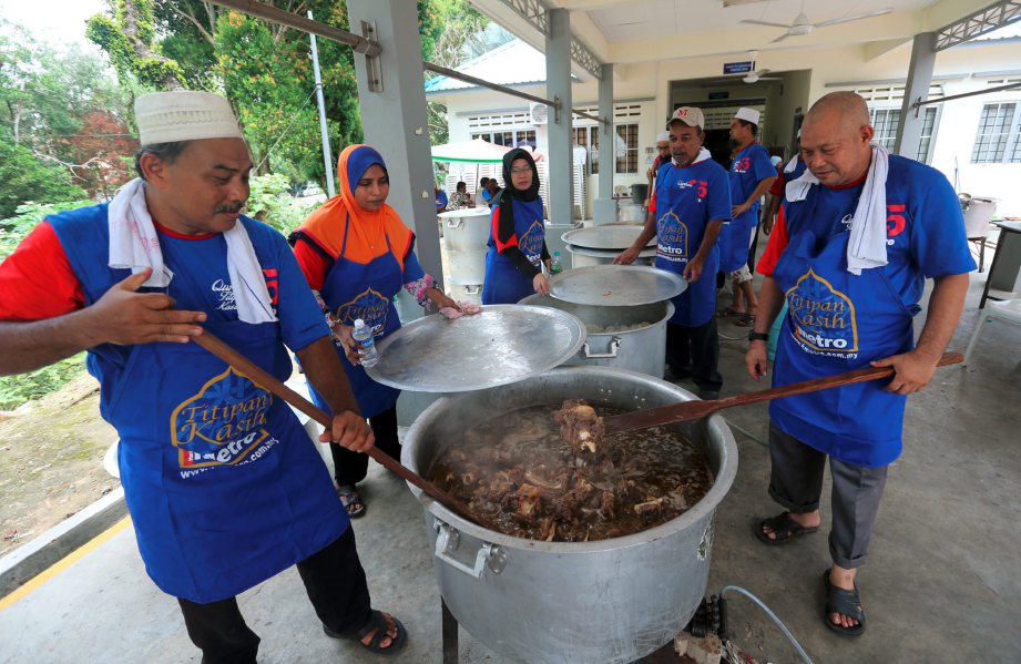 SUKARELAWAN memasak juadah untuk dihidangkan kepada penduduk di Masjid An-Nur, Taman Cendana, Johor. 
