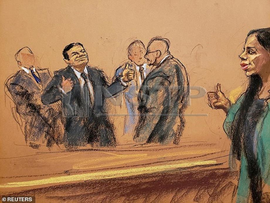 LUKISAN artis dari prosiding mahkamah menunjukkan El Chapo menunjukkan isyarat ‘bagus’ kepada isterinya, Emma Coronel Aispuro. Foto Daily Mail