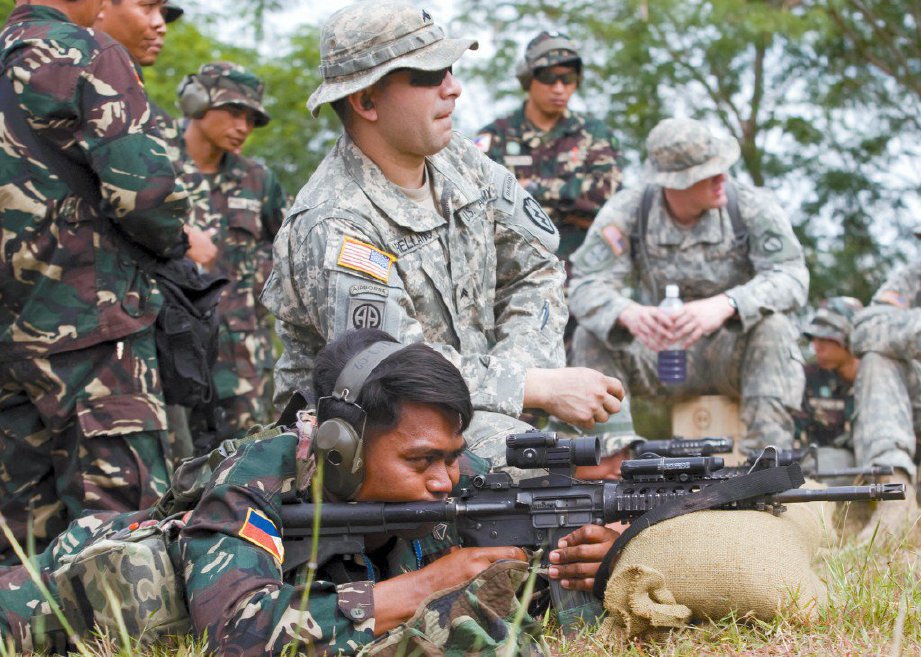 GAMBAR fail, askar AS menjalani latihan menembak bersama askar Filipina. - Agensi