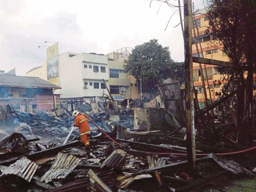  EMPAT  rumah kedai musnah dalam kebakaran di Jalan Metro Prima 2, Taman Kepong,   semalam.