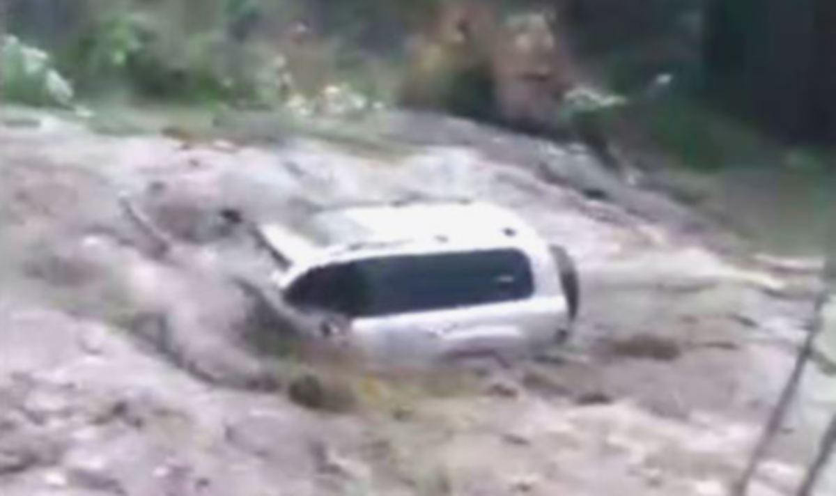 TANGKAP layar video tular yang menunjukkan sebuah kenderaan dihanyutkan arus yang didakwa berlaku di Jalan Tapah-Cameron Highlands.