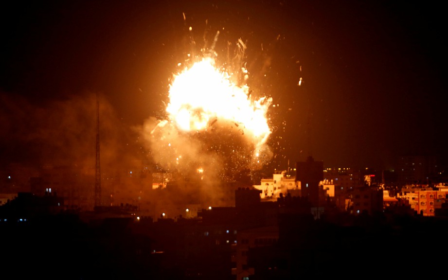 BEBOLA api dilihat ketika serangan udara Israel terhadap stesen televisyen Hamas. - Reuters