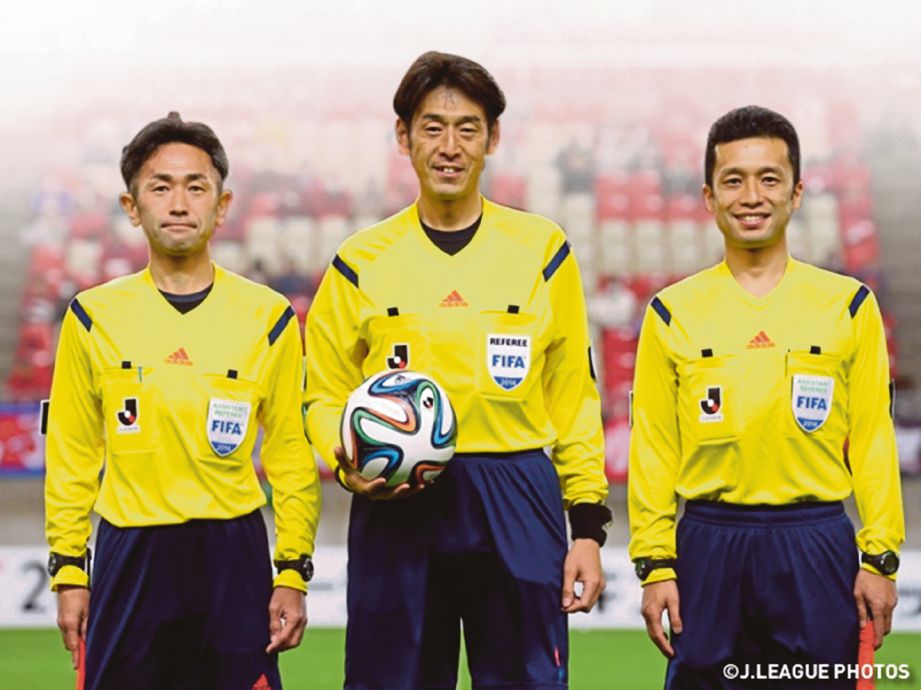 PENGADIL Jepun diberi penghormatan untuk mengadili aksi pembukaan Piala Dunia 2014.