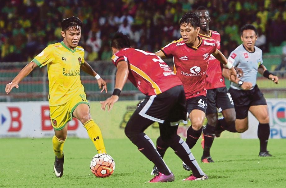   PEMAIN  Kedah    Farhan Roslan (kiri) melolosi  bola sambil dihalang pemain Titans   Hasbullah Awang (dua dari kiri).