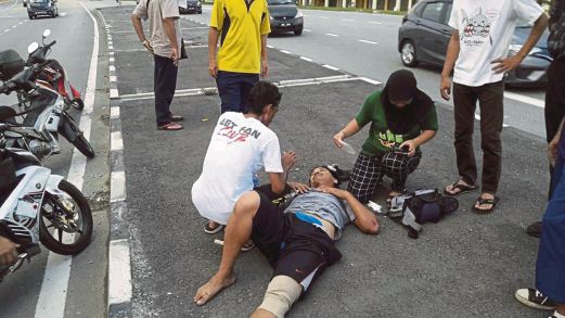  GAMBAR     lelaki terbaring dalam keadaan cedera    selepas jatuh motosikal akibat dihimpit ketika mengejar suspek menjadi viral di media sosial.  