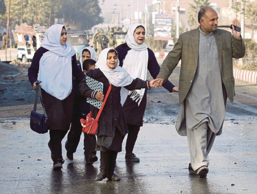 MURID sekolah menangis ketakutan ketika dibawa keluar dari sekolah mereka berhampiran konsulat Pakistan yang dibom di Jalalabad.