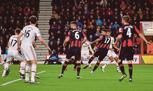 PEMAIN Bournemouth, King (tiga dari kanan) menjaringkan gol kemenangan pada lewat perlawanan semalam.
