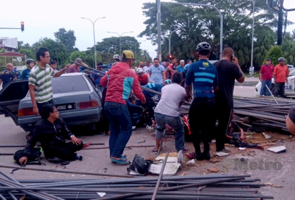 KEMALANGAN di Jalan Kamunting, Pasir Puteh yang menyebabkan seorang maut. FOTO Ihsan Pembaca.