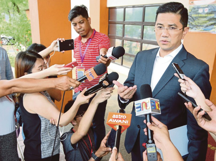  Azmin   menjawab soalan media selepas berjumpa  Anwar   yang mendapatkan rawatan di Pusat Rehabilitasi Cheras.  