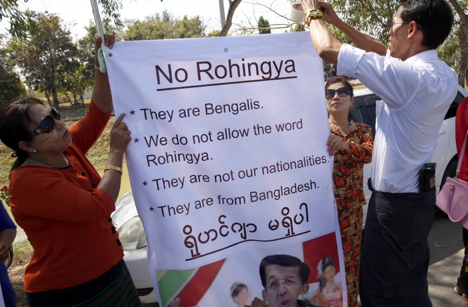 GAMBAR menunjukkan penduduk Buddha Myanmar menyiapkan sepanduk menentang kehadiran Rohingya di negara itu.  - EPA