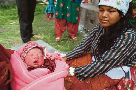 WANITA Nepal, Mayatamang, 20,  bersama anak perempuannya yang baru berusia sehari di luar hospital di Bhaktapur.