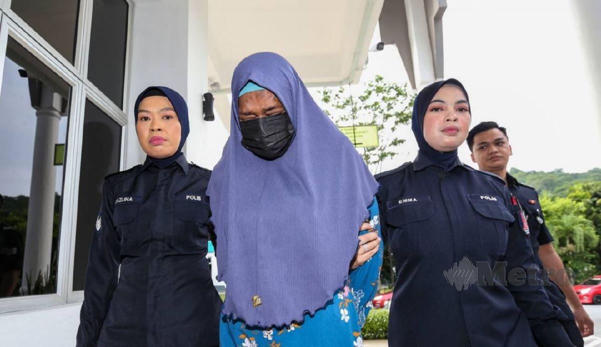 WANITA warga emas yang didakwa menyimbah asid ke arah suami isteri dan anak mereka tiba di Mahkamah Selayang hari ini. FOTO Aswadi Alias.