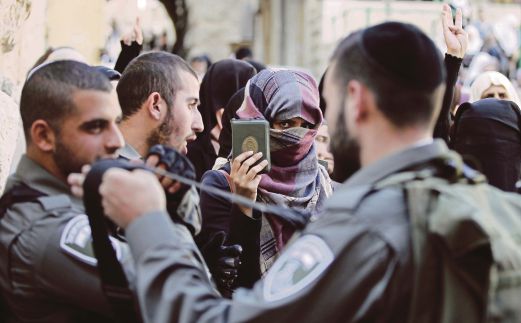 SEORANG wanita Palestin dihalang memasuki kawasan al-Aqsa, semalam.