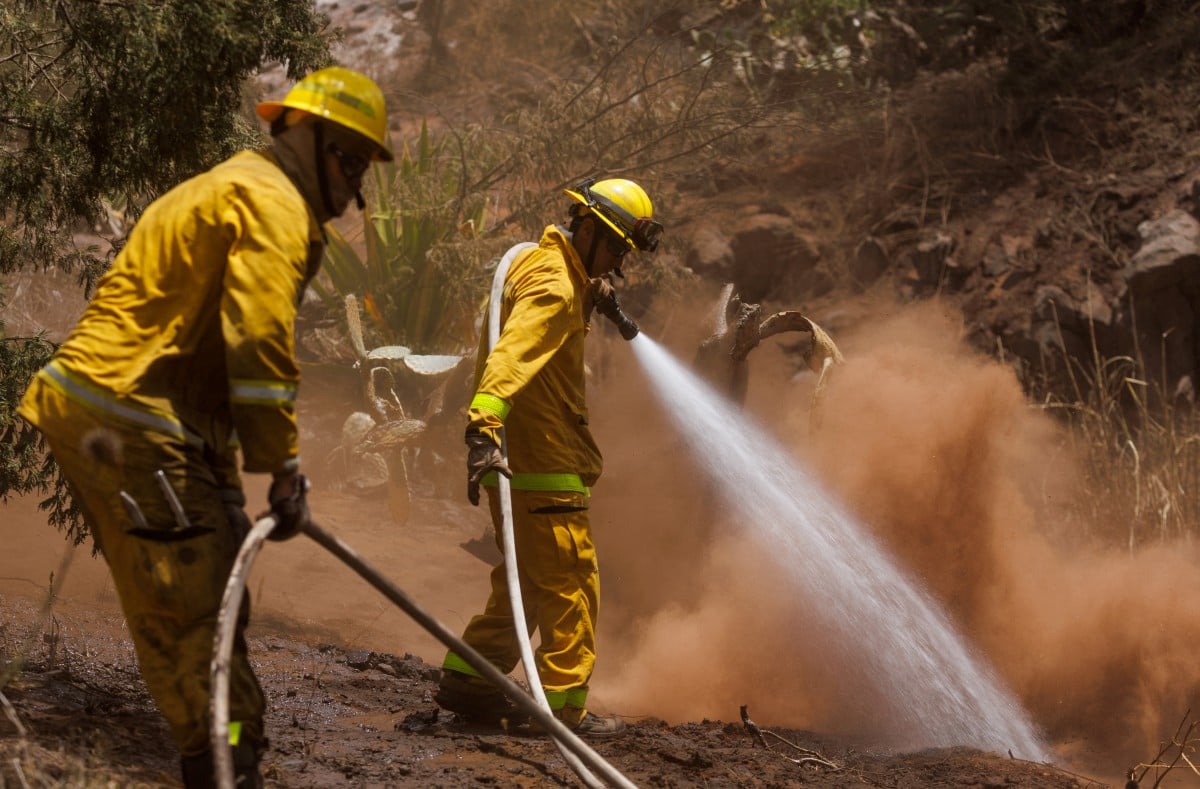 PASUKAN bomba Maui masih memadam sisa kebakaran di lembah Kula, Pulau Maui. FOTO Reuters.