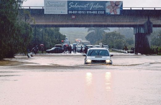 Banjir kilat  menyebabkan kesesakan teruk hampir tiga kilometer dekat Bandar Springhill.