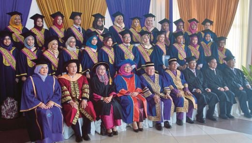 Arshad  (depan lima dari kiri) bersama graduan sempena Konvokesyen ke-82 UiTM Melaka.