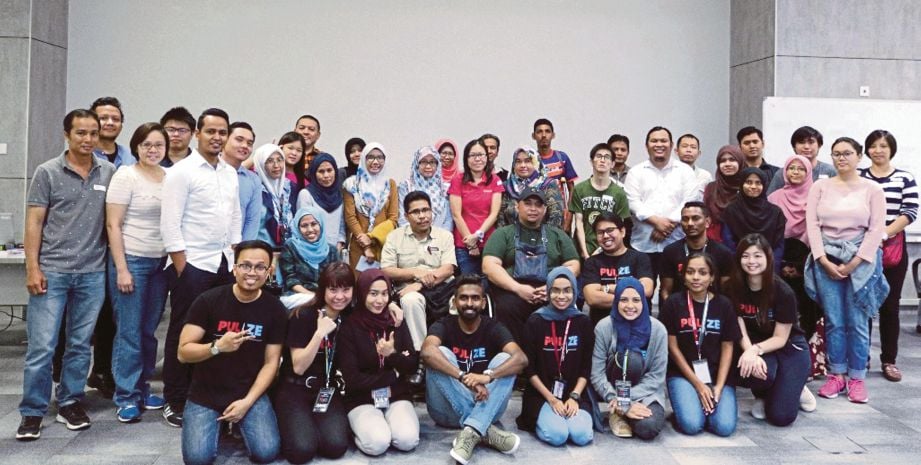  SEBAHAGIAN NGO PULZE bersama  peserta OKU yang menyertai bengkel e-usahawan.