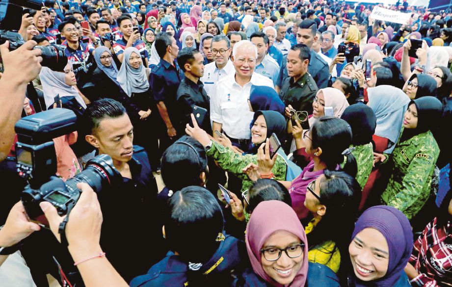 Najib   beramah mesra dengan orang ramai dan  pelajar pada majlis Bajet 2018 Bersama Rakyat, Belia dan Pelajar di UniMAP, Kampus Pauh Putra. 