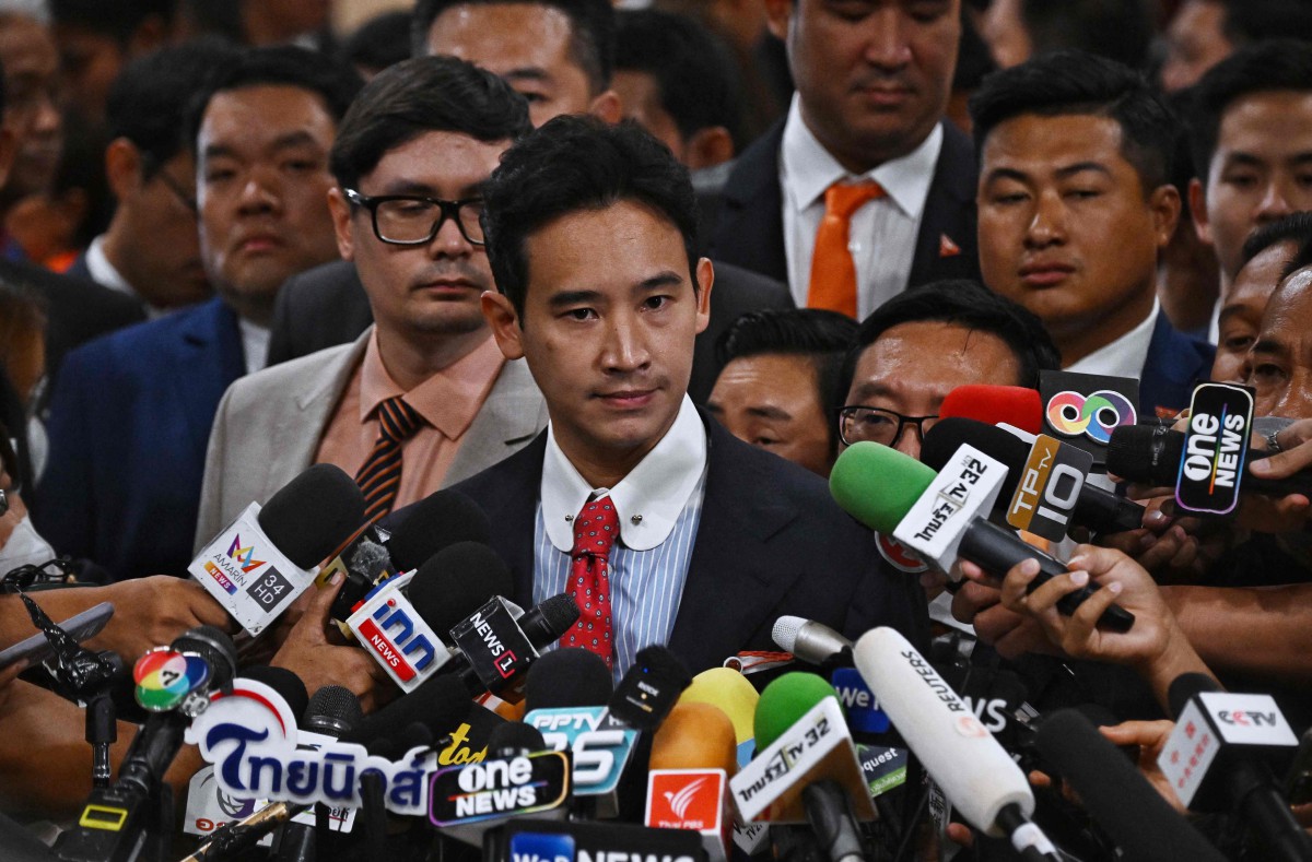 PITA Limjaroenrat ketika ditemui media di Parlimen Bangkok, semalam. FOTO AFP.