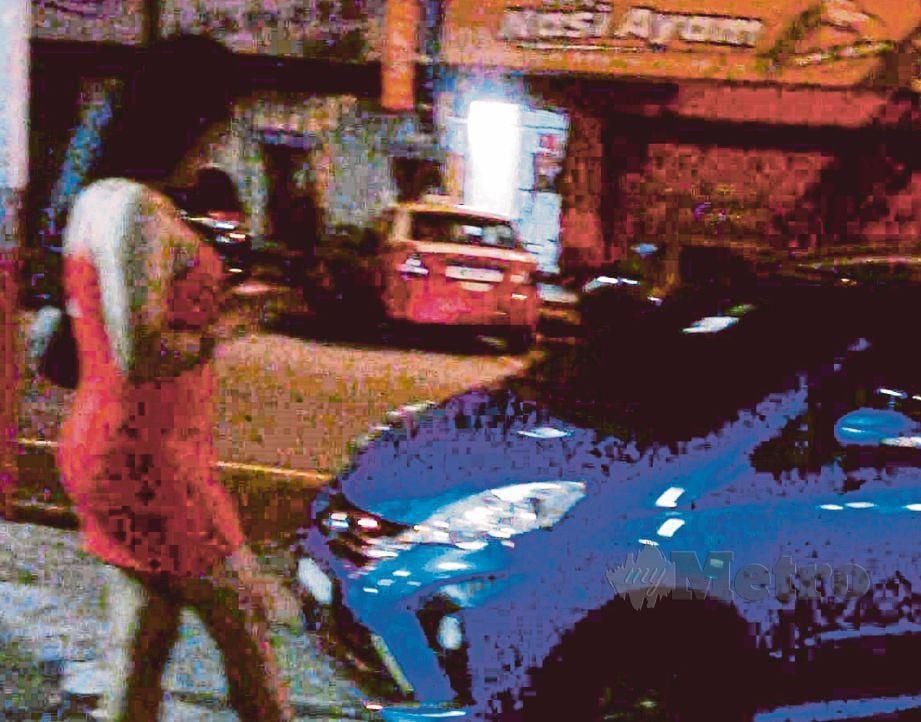 WARTAWAN cuba mendekati  seorang pelacur yang ditemui menawarkan khidmat seks di Jalan Pandan Indah.