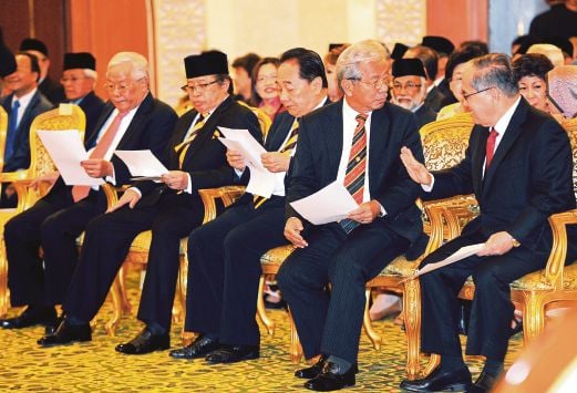 BARISAN Kabinet Baharu Kerajaan Negeri Sarawak pada Istiadat Angkat Sumpah Pelantikan di Dewan Lapau Bangunan Dewan Undangan Negeri Sarawak, semalam. 