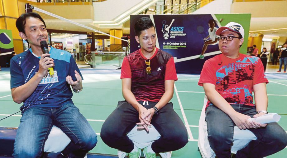 RASHID (kiri) ditemui ketika  pelancaran Kejohanan Badminton ASICS 2016 di Sunway Pyramid.