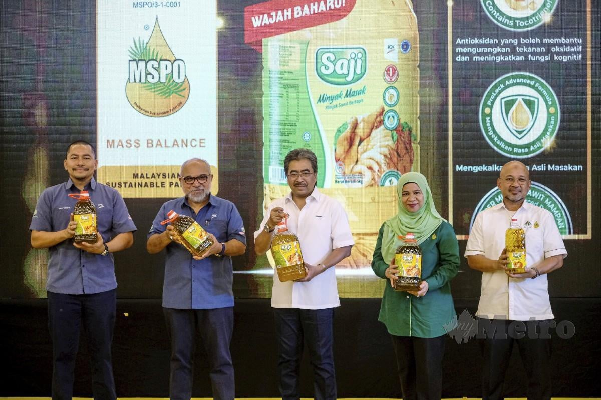 RASTAM (dua dari kiri) bersama Menteri Perladangan dan Komoditi, Datuk Seri Johari Abdul Ghani (tengah) melancarkan label baharu minyak masak Saji dengan logo MSPO di sebuah pusat beli-belah di ibu kota.