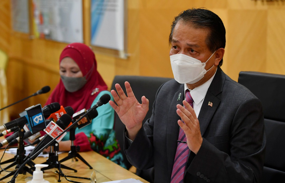NOOR Hisham pada sidang media hari ini. Turut kelihatan Pengarah Bahagian Kawalan Penyakit Datuk Dr Norhayati Rusli. FOTO Bernama.