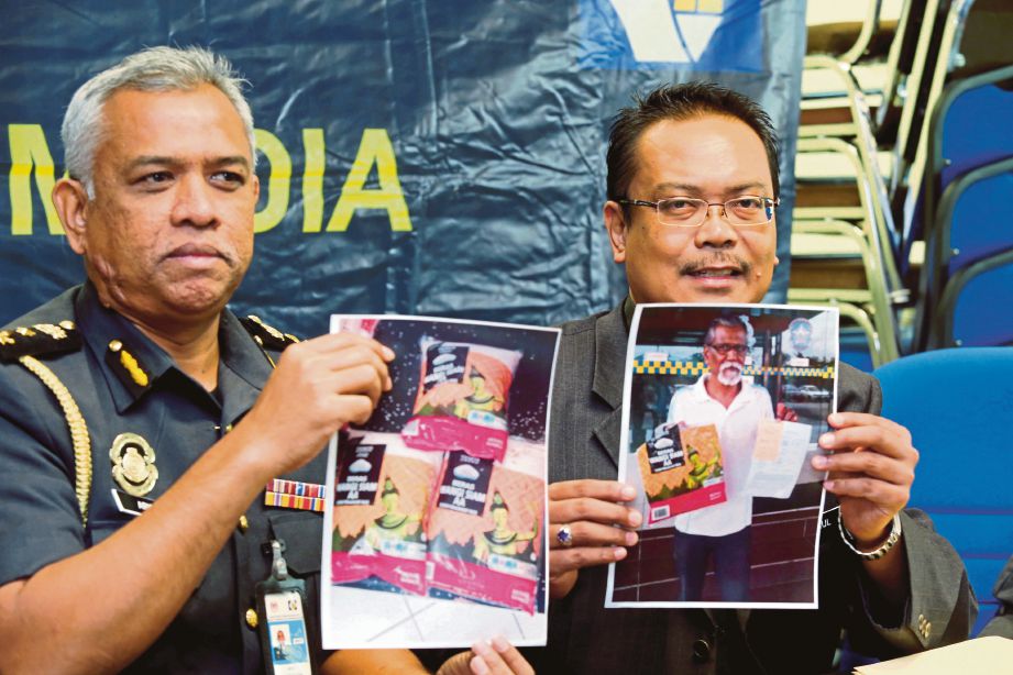 Khairul  (kanan) bersama   Aris   menunjukkan  gambar  didakwa beras plastik yang tular  di media sosial  pada sidang media di Pejabat KPDNKK Johor Bahru, semalam.   