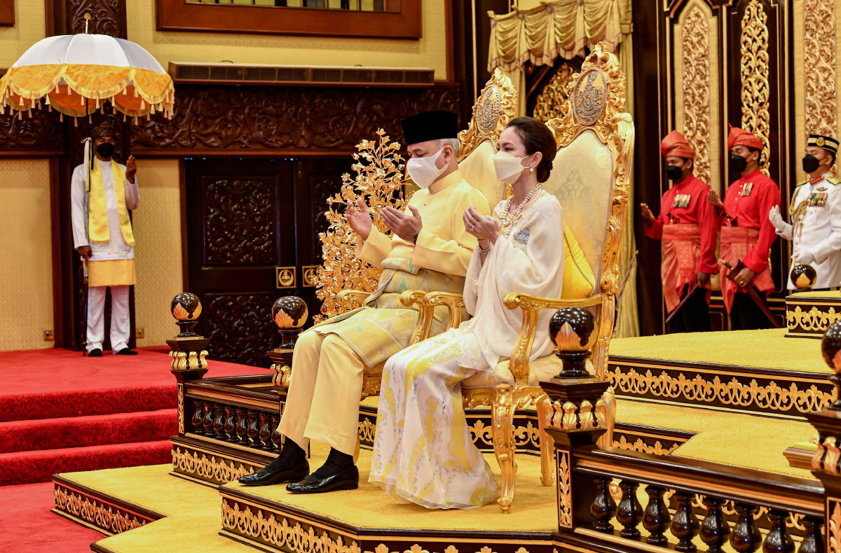 SULTAN Perak Sultan Nazrin Shah dan Raja Permaisuri Perak Tuanku Zara Salim berkenan mengaminkan doa pada Istiadat Penganugerahan Darjah Kebesaran dan Pingat Negeri Perak hari ini. FOTO Bernama.