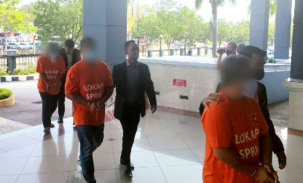 TIGA lelaki termasuk kontraktor dibawa ke Mahkamah Majistret untuk permohonan reman. FOTO Ihsan SPRM.