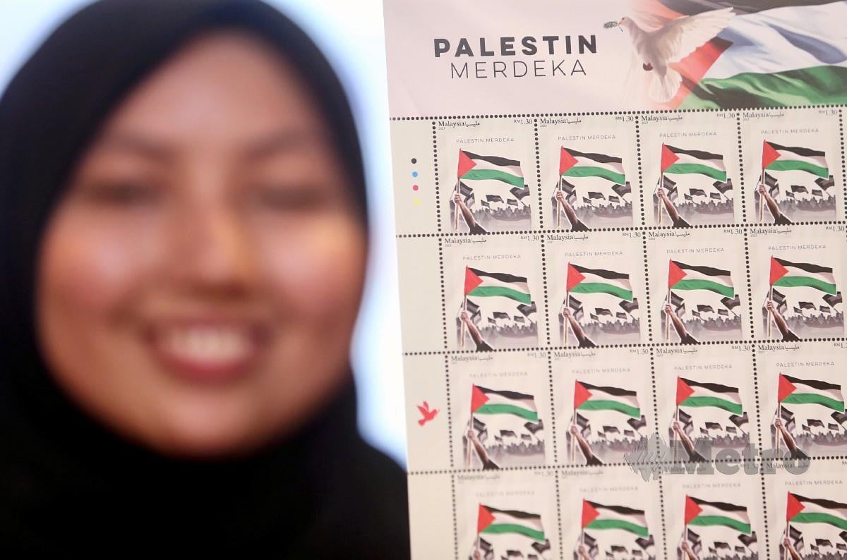 PEKERJA Pos Malaysia menunjukkan Setem Khas Palestin Merdeka yang dijual mulai 18 Januari 2024. FOTO Fathil Asri.