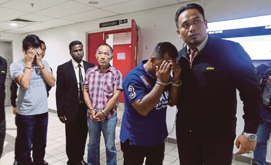 TIGA tertuduh kes rasuah  dibawa ke  Mahkamah Sesyen Kuala Terengganu, semalam.  