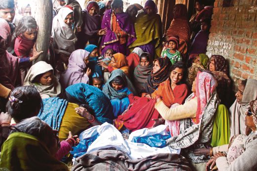 ANGGOTA keluarga mangsa yang mati kerana arak beracun meratapi kematian mereka di Malihabad, Uttar Pradesh, semalam. 