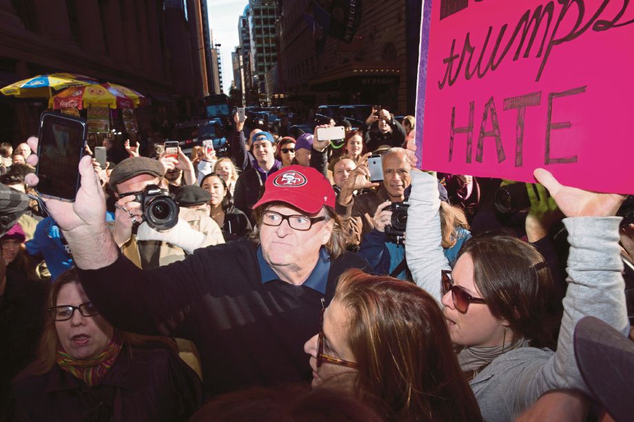 PENERBIT filem dokumentari, Michael Moore menyertai tunjuk perasaan di hadapan Menara Trump di Manhattan, New York untuk membantah kemenangan bilionair hartanah itu. - DM   