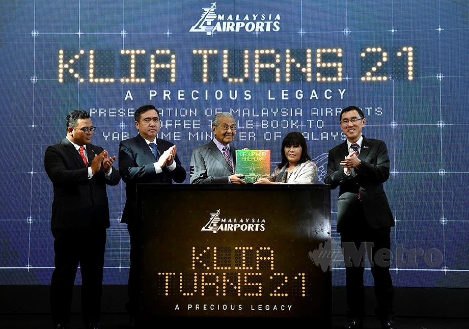 TUN Dr Mahathir (tengah) melancarkan buku coffee table 'Up Up and Ahead' pada majlis 'KLIA turns 21: A precious legacy' di KLIA, hari ini. FOTO: Bernama