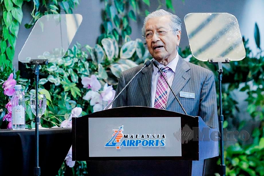 TUN Dr Mahathir menyampaikan ucapan pada Majlis Ulangtahun KLIA ke-21 di KLIA, Sepang. FOTO: Aizuddin Saad
